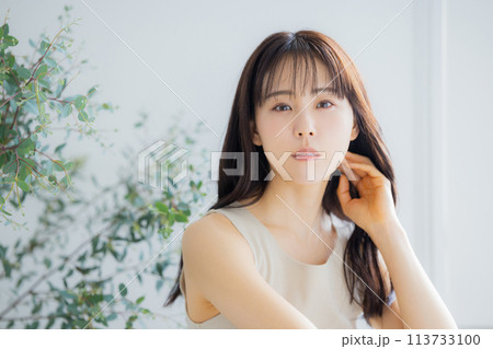 ロングヘアの女性 ロングヘアの女性 113733100