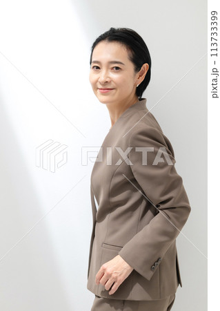 スーツ姿のミドル女性 113733399