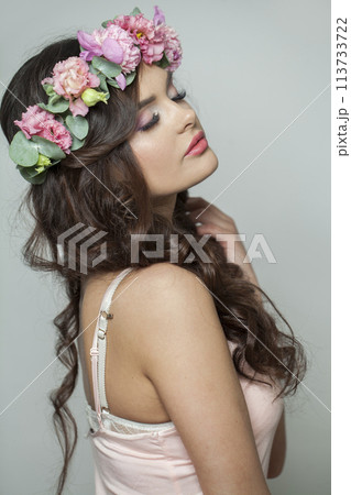 Posing fashion brunette model with make-up, fresh clear skin, shiny long wavy hairstyle 113733722