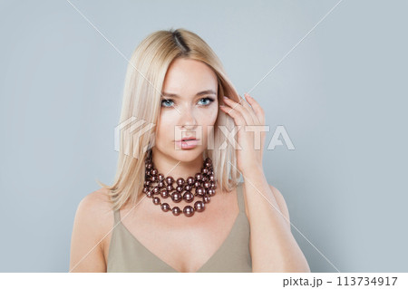 Pretty fashion model woman with clear fresh perfect skin and long blonde hair 113734917