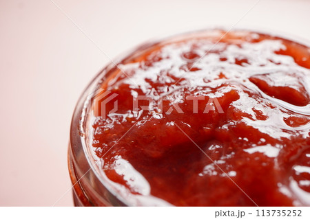 美味しい苺農園で作られた出来立てのいちごジャム。 113735252