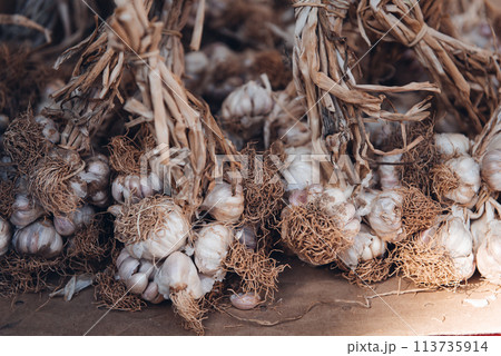 Dried cloves of garlic at farmers market Dried cloves of garlic at farmers market 113735914