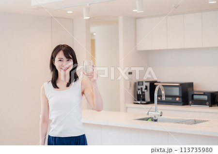 家で水を飲む若い女性 113735980