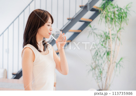 家で水を飲む若い女性 家で水を飲む若い女性 113735986