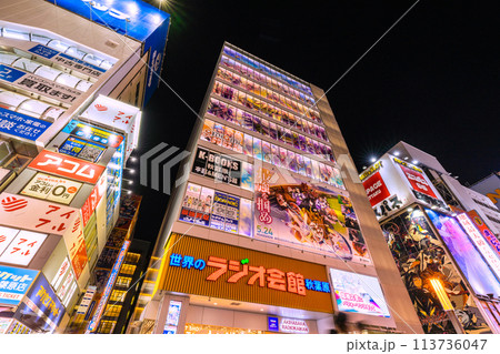 日本の東京都市景観 秋葉原駅前を望む（外国人観光客らで賑わう…コロナ禍前と変らない光景…）＝19日 113736047