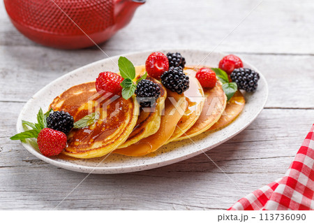 Tasty homemade pancakes with berries 113736090