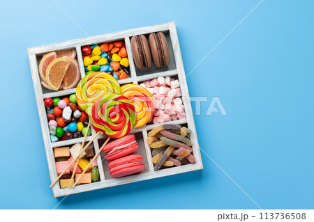 Various colorful candies, lollipops, and macaroons 113736508
