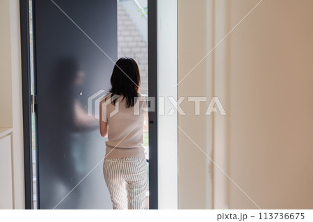 家を出発する若い女性 家を出発する若い女性 113736675