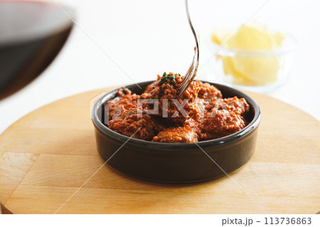 スペインのタパス アルボンディガス(トマトソースのスペイン風ミートボール スペインのタパス アルボンディガス(トマトソースのスペイン風ミートボール 113736863