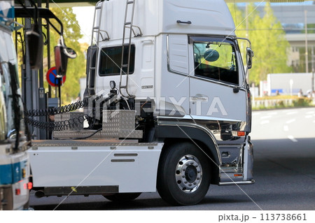 交差点を左折中のトレーラー イメージ 交差点を左折中のトレーラー イメージ 113738661