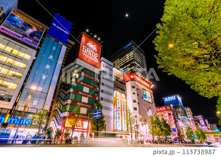 日本の東京都市景観 外国人観光客らで賑わう秋葉原などを望む。コロナ禍前と変らない光景…＝19日 113738987
