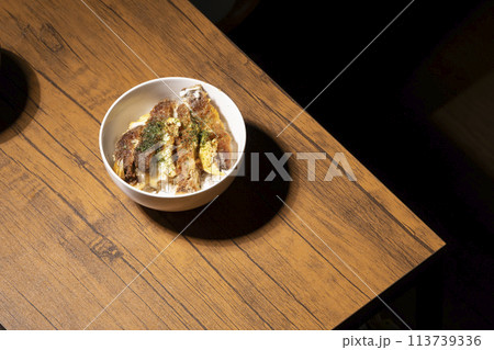 家庭で手作りのかつ丼を作る 113739336