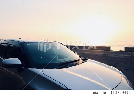 洗車後に朝日を浴びる自動車 洗車後に朝日を浴びる自動車 113739490