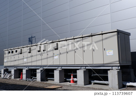 屋外に設置された配電盤 113739607