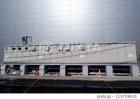 屋外に設置された配電盤 113739610