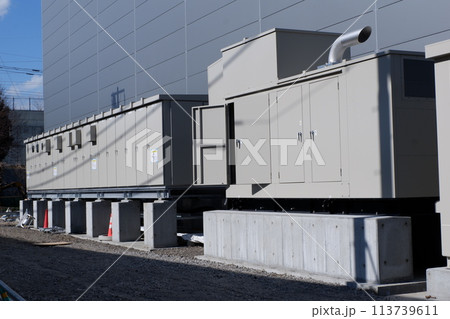 屋外に設置された非常用発電機 屋外に設置された非常用発電機 113739611