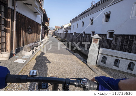 白壁土蔵群をサイクリングするイメージ 倉吉市 白壁土蔵群をサイクリングするイメージ 倉吉市 113739630