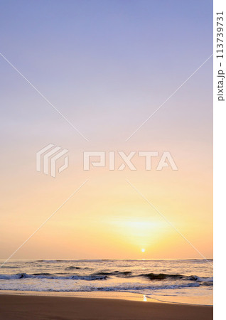 海から昇る朝日　4月中旬　茨城県 113739731