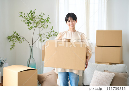 ダンボール箱を運ぶ女性 113739813
