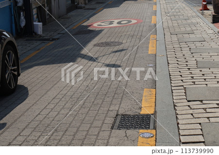 石畳の道路に30と書いてある韓国の道の街並みの風景 石畳の道路に30と書いてある韓国の道の街並みの風景 113739990