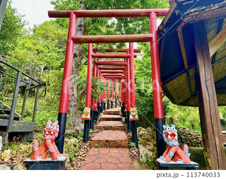 沖縄県名護市の大家（うふや）の郷内の境内 113740033