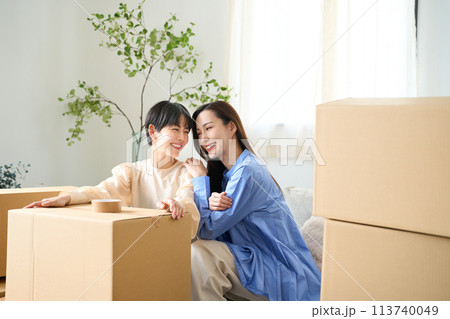 新居に引っ越す同性カップル 113740049