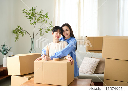 新居に引っ越す同性カップル 新居に引っ越す同性カップル 113740054