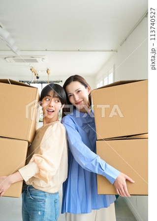 ダンボール箱を運ぶ同性カップルの女性 113740527