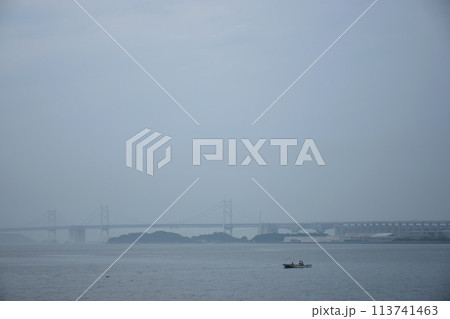 瀬戸内海と瀬戸大橋 瀬戸内海と瀬戸大橋 113741463