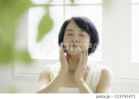 ミドルエイジの女性のバストアップのポートレート　ビューティー 113741471