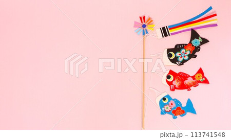 端午の節句を祝う画用紙で作った鯉のぼりの飾り背景 113741548