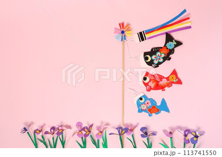 画用紙と着物でで作ったこいのぼりと色紙で作った菖蒲の花の背景 画用紙と着物でで作ったこいのぼりと色紙で作った菖蒲の花の背景 113741550