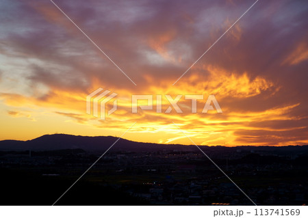 炎に焼かれる生駒山の夕焼け 炎に焼かれる生駒山の夕焼け 113741569