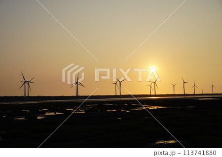 【台湾】高美湿地の夕日と風車の景色 113741880