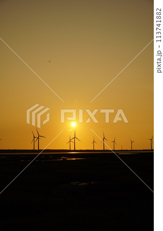 【台湾】高美湿地の夕日と風車の景色 【台湾】高美湿地の夕日と風車の景色 113741882