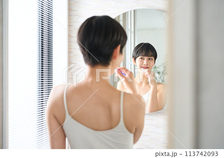 洗面台で歯磨きする女性 洗面台で歯磨きする女性 113742093