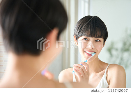 洗面台で歯磨きする女性 洗面台で歯磨きする女性 113742097