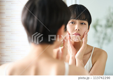 お肌の調子が悪い女性 113742290