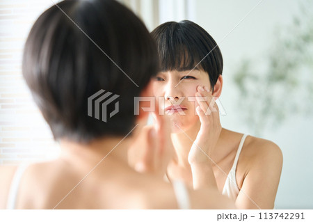 お肌の調子が悪い女性 お肌の調子が悪い女性 113742291
