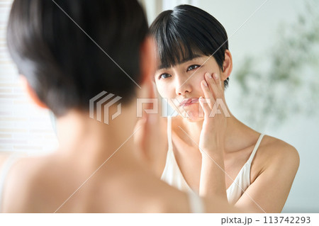 お肌の調子が悪い女性 113742293