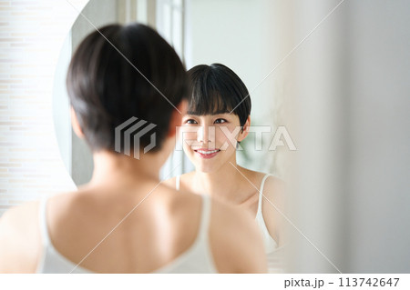 女性 スキンケア 女性 スキンケア 113742647