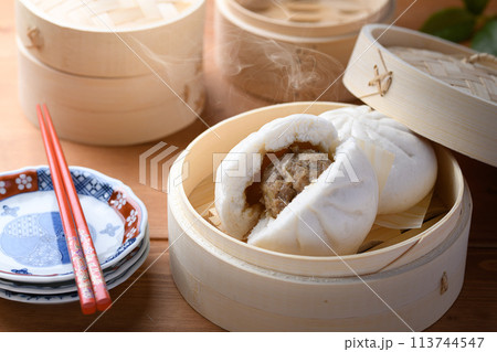 蒸したて熱々の肉まん ( 中華まん ) 蒸したて熱々の肉まん ( 中華まん ) 113744547