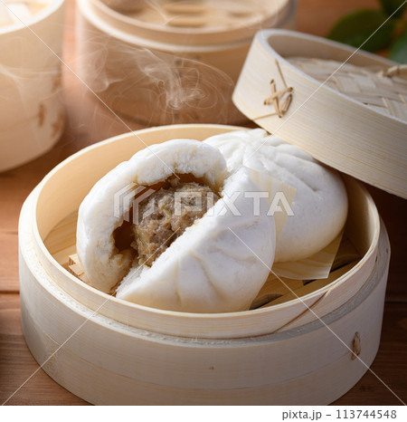 蒸したて熱々の肉まん ( 中華まん ) 蒸したて熱々の肉まん ( 中華まん ) 113744548