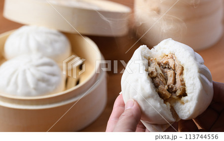 蒸したて熱々の肉まん ( 中華まん ) 蒸したて熱々の肉まん ( 中華まん ) 113744556