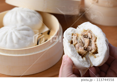 蒸したて熱々の肉まん　（ 中華まん ） 113744558