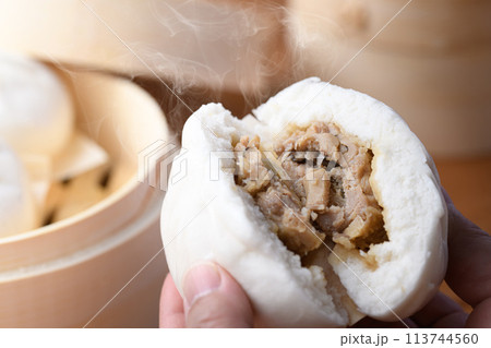 蒸したて熱々の肉まん ( 中華まん ) 蒸したて熱々の肉まん ( 中華まん ) 113744560