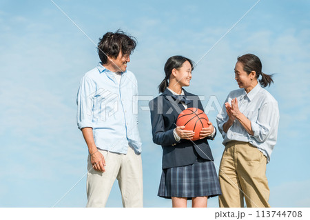 中学生・高校生と両親の家族・ファミリー(部活・バスケ部・文武両道・両立・応援) 中学生・高校生と両親の家族・ファミリー(部活・バスケ部・文武両道・両立・応援) 113744708