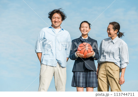 中学生・高校生と両親の家族・ファミリー（部活・バスケ部・文武両道・両立・応援） 113744711