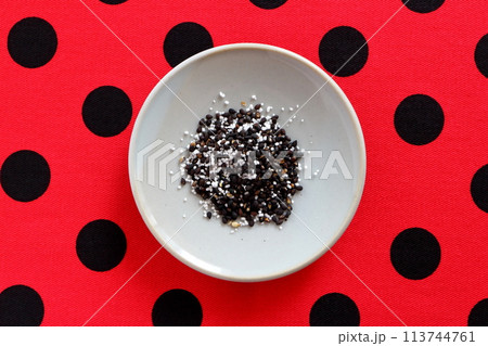 小皿に入ったごましお 113744761
