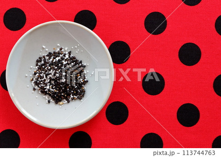 小皿に入ったごましお 113744763